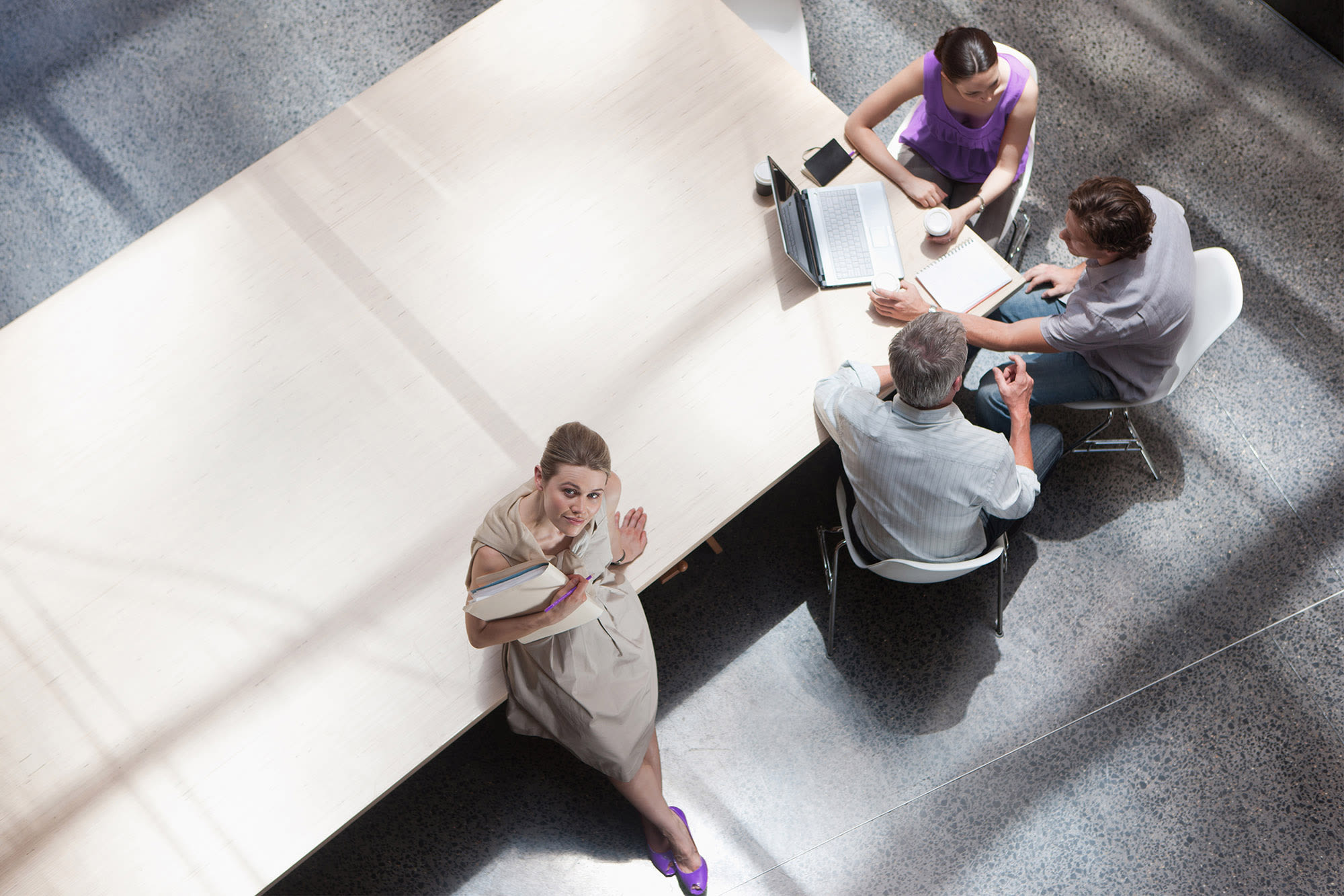 Gruppe Personen arbeitet an Schreibtisch - Strategie bei der BKS Bank